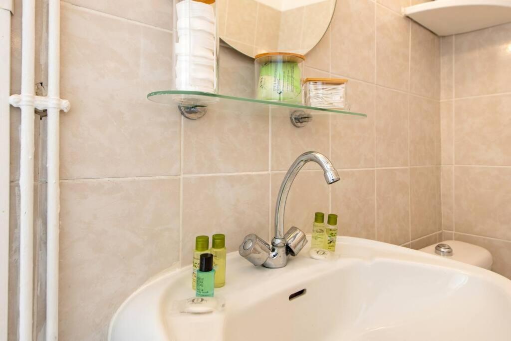 Heart Of Saint-germain Only 3 Minutes From The Amaizing Luxembourg Gardens Appartamento Parigi